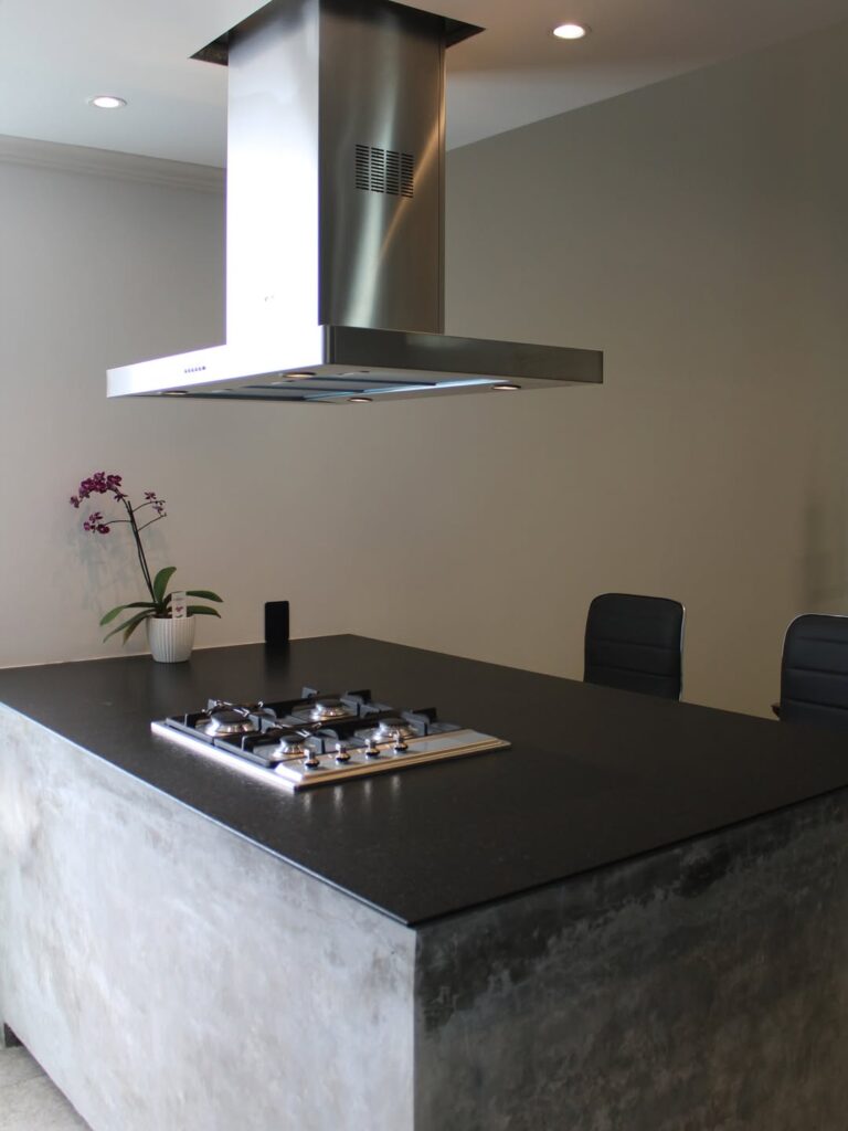 Isla en granito San Gabriel leather finish